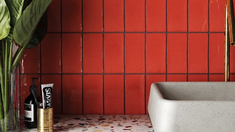 azulejos rojos baño